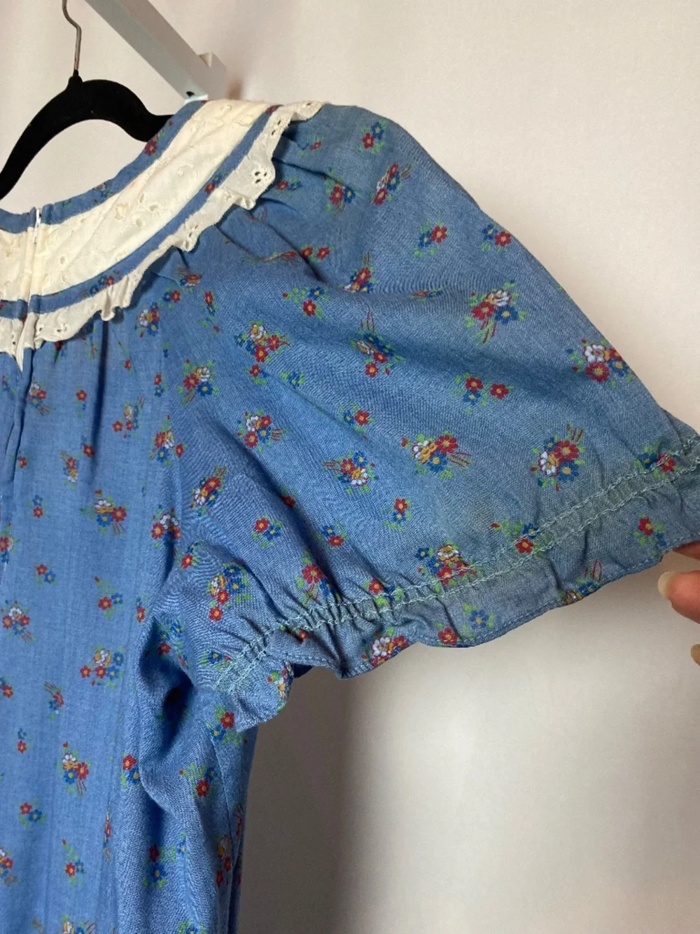 Vintage Womenʻs Light Blue Short Sleeve Prairie Style Floral Hawaiian Muʻumuʻu - Picture 11 of 15